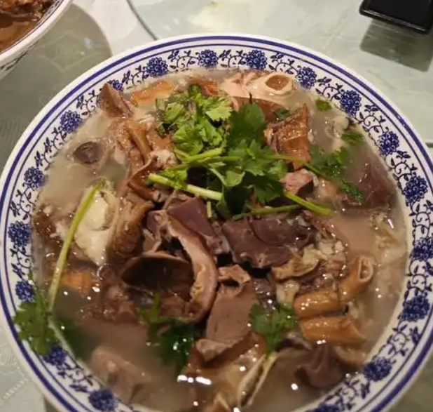 八珍会聚：一席承载六百年回汉饮食文明的活化石
